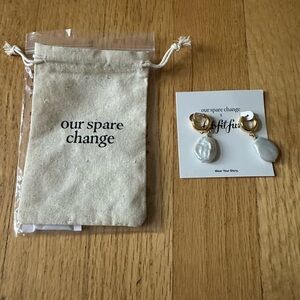 OUR SPARE CHANGE Isla Pearl Earrings